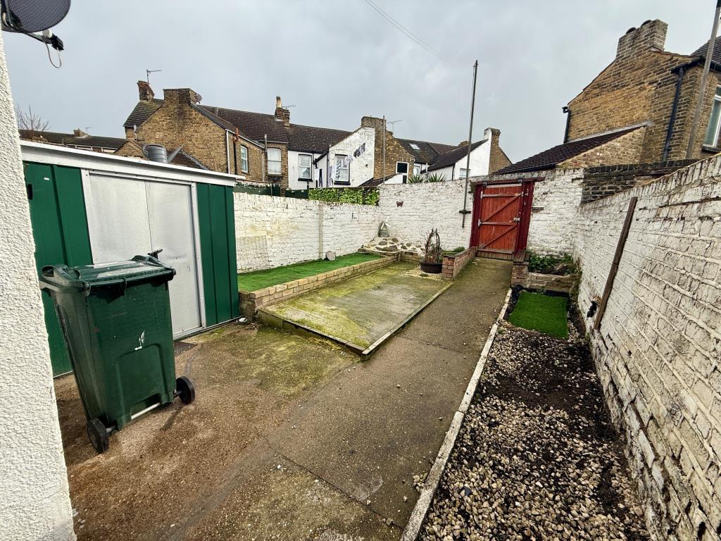 Lot: 35 - VACANT ONE-BEDROOM FLAT - Communal garden to rear